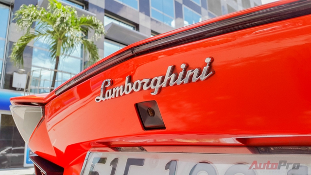 
Các đường nét thiết kế của Lamborghini Aventador là sự tổng hòa của các nếp gấp cùng mặt phẳng, tạo nên phong cách hiện đại riêng của nhà sản xuất siêu xe nước Ý.

