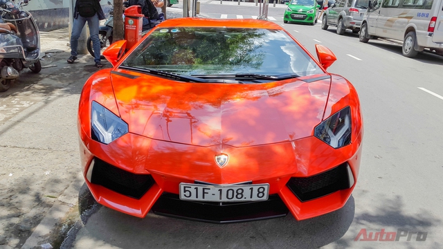 
Theo ước tính, một chiếc Lamborghini Aventador sau khi hoàn tất thủ tục đăng ký tại Việt Nam sẽ có giá khoảng 25 tỷ Đồng.
