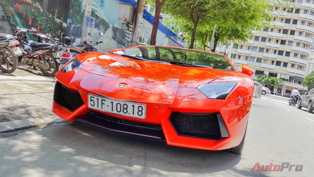 
Sau thời gian vắng bóng trên đường phố, chiếc Lamborghini Aventador màu cam từng nằm trong garage của đại gia Minh Nhựa vừa tái xuất trên đường phố.
