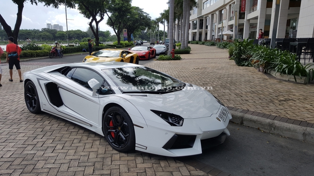 
Những người sở hữu siêu xe Lamborghini tại Sài thành vừa có buổi tụ tập hoành tráng tại Quận 7 và giới mê xe mong đợi sẽ có một câu lạc bộ dành riêng cho những người sở hữu logo chú bò tót của hãng siêu xe đến từ Ý, giống như các nhóm chơi xe khác trên thế giới.
