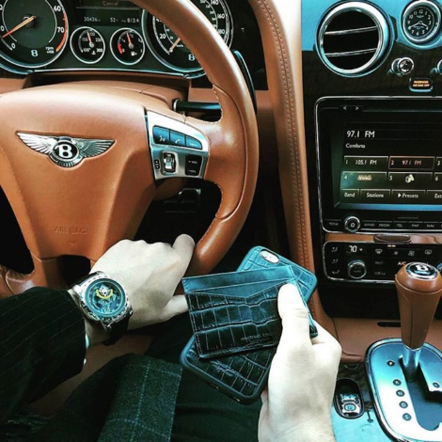
Ulysse Nardin Freak Cruiser trong khoang lái Bentley Continental HTC. Được lấy cảm hứng từ chiếc đồng hồ đầu tiên của dòng Freak ra mắt năm 2001, với nhiều chi tiết của ngành hàng hải. Đúng với tiêu chí của dòng Freak, đồng hồ không hề có kim hay mặt hiển thị giờ như thông thường mà chính là các bộ phận trên bộ máy hoạt động. Đặc biệt, kim đồng hồ có hình dáng của một chiếc mỏ neo rất độc đáo. Chiếc Ulysse Nardin này có giá vào khoảng 2 tỉ đồng. 
