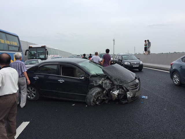 Toyota Altis nát bét phần đầu xe và trục bánh trước bị gãy.
