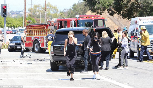 
Các cô con gái và con rể của bà Jenner có mặt tại hiện trường vụ tai nạn.
