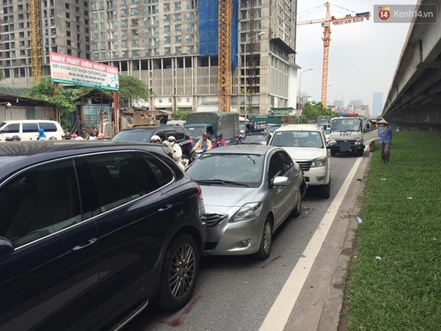 Tuyến đường Nguyễn Xiển bị ách tắc hơn 3 giờ đồng hồ