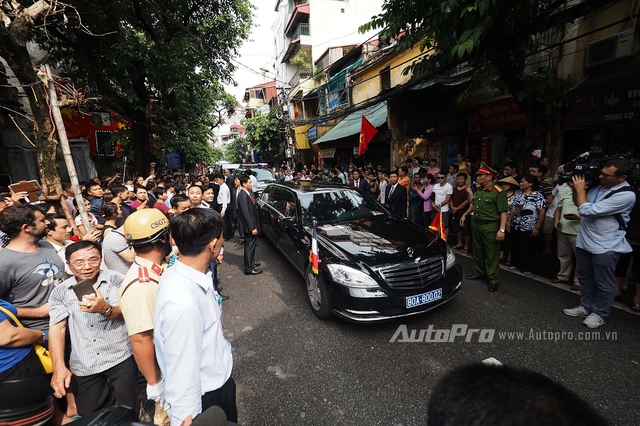 
Trong khuôn khổ chuyến công du, đoàn xe đưa đón tổng thống Pháp gồm hai chiếc Mercedes-Benz S600 Pullman Guard đã đưa ông đến thăm khu vực phố cổ Hà Nội để giao lưu với người dân nơi đây.
