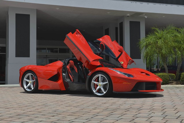 
Ferrari LaFerrari đời 2014 là chiếc xe đời mới duy nhất xuất hiện trong buổi đấu giá lần này và mẫu xe này sở hữu động cơ V12 với công suất 963 mã lực cùng hộp số ly hợp kép 7 cấp. Chiếc xe có thể sẽ mang về từ 3,6 - 4,2 triệu đô.
