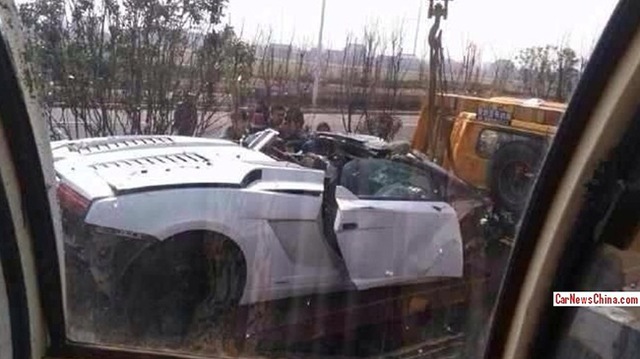 
Lamborghini Gallardo LP560-4 Spyder nát đầu trên đường cao tốc thuộc thành phố Tô Châu, tỉnh Chiết Giang vào năm 2014, khiến hai người nhập viện trong tình trạng bị thương nặng cũng thu hút nhiều sự chú ý. Nguyên nhân của vụ tai nạn được xác định là do người cầm lái chiếc Gallardo LP560-4 mui trần đã chạy với tốc độ cao và mất kiểm soát. Chiếc siêu xe sau đó đâm vào dải phân cách trên đường, bị lật rồi lăn sang làn đường bên kia dải phân cách với tư thế “ngửa bụng” lên trời.
