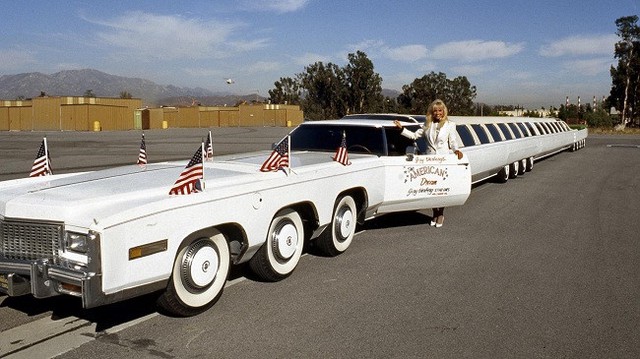 
7. Chiếc limo dài nhất thế giới có tên American Dream limo Jay Ohrberg với chiều dài 30,48 mét, nặng 10 tấn và sử dụng 2 siêu động cơ V8s đặt trước sau để kéo.
