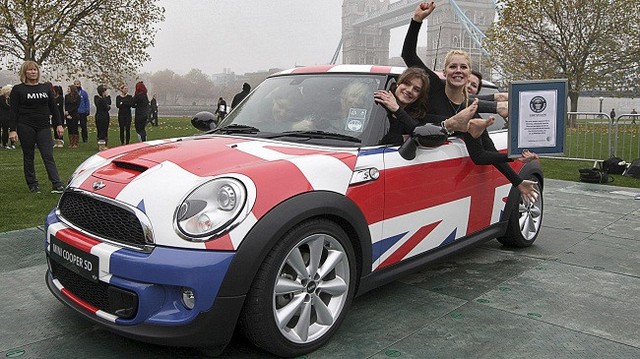 
8. Kỷ lục nhiều người ngồi trong một chiếc xe 4 bánh nhất thuộc về một nhóm vận động viên với thành tích 28 người ngồi bên trong chiếc Mini Cooper xác lập năm 2012 tại Anh Quốc.
