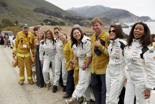 
Một bức ảnh lưu niệm trên hành trình siêu xe của các chị em cùng những người lính cứu hoả vùng Big Sur.

