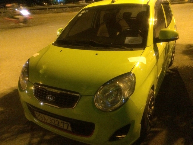 
Xe ô tô va chạm với xe máy bỏ chạy bị cơ quan chức năng niêm phong.
