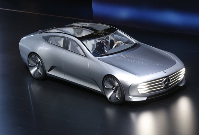
Mercedes-Benz cũng có ý tưởng riêng cho tương lai. Mẫu xe sở hữu thiết kế đậm tính khí động học với lưới tản nhiệt cỡ lớn, thanh ngang kéo dài sang hai bên. Các nét mượt mà được ưu tiên hàng đầu.
