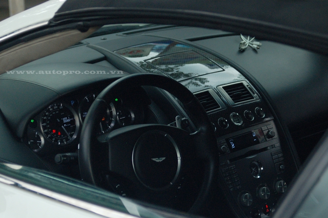 
Aston Martin DB9 Volante trang bị động cơ V12, dung tích 6.0 lít, sản sinh công suất tối đa 450 mã lực và mô-men xoắn cực đại 569 Nm.
