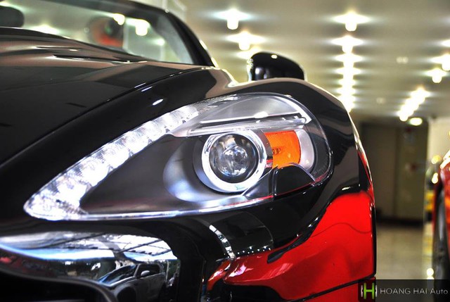 
Aston Martin Vanquish mui trần đầu tiên cập bến Việt Nam sở hữu ngoại thất đen bóng, trong khi nội thất có màu xám cùng điểm nhấn là nhiều chi tiết phủ carbon cao cấp.
