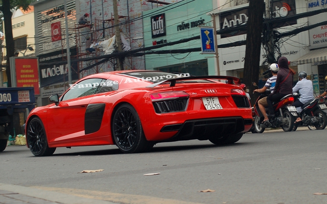 
Đối thủ của Audi R8 V10 Plus là Mercedes AMG GTS Editon 1, Porsche 911 Turbo S và McLaren 570S đều đã xuất hiện tại thị trường Việt Nam.
