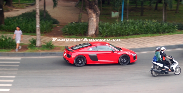 
Trước đó vào tối 7/7, Phan Thành gây choáng khi mua Audi R8 V10 Plus 2016, đồng thời chia sẻ đây là lần đầu tiên logo 4 vòng tròn lồng nhau của thương hiệu Audi hiện diện trong garage khủng của mình.
