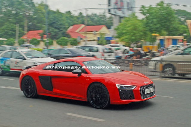 
Sau khoảng 5 ngày về garage triệu đô của Phan Thành, siêu xe Audi R8 V10 Plus 2016 đã được tay chơi 8X cho ra biển số trắng và hoàn tất các thủ tục đăng kiểm vào chiều qua, ngày 13/7.
