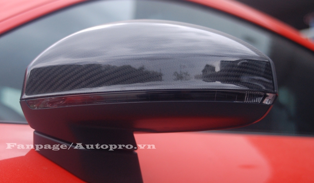 
Vỏ gương của Audi R8 V10 Plus cũng sử dụng chất liệu sợi carbon, ngoài ra là đèn xi-nhan dạng LED cũng được tích hợp trên gương.
