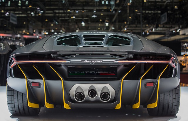 
Lamborghini Centenario Coupe nhìn từ phía sau

