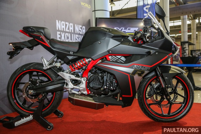 Đúng như tin đồn, mẫu mô tô thể thao Naza N5R 2016 đã chính thức trình làng tại thị trường quê nhà Malaysia như đối thủ cạnh tranh mới của Yamaha R25, Honda CBR250RR và Kawasaki Ninja 250R. Đây là mẫu mô tô với dàn áo full-fairing hoàn toàn mới do người Malaysia phát triển.
