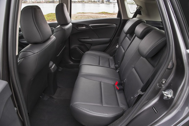 
Về an toàn, Honda Fit 2017 được trang bị hệ thống hỗ trợ cân bằng điện tử, kiểm soát lực bám đường, túi khí rèm, cảm biến lật xe, phân bổ lực phanh điện tử và trợ lực phanh.

