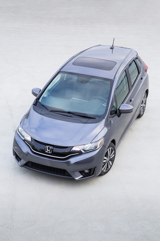 
Giá bán khởi điểm của Honda Fit 2017 là dành cho bản tiêu chuẩn LX với hộp số sàn 5 cấp. Bản trang bị này có đèn pha tự động bật/tắt, đèn phanh dạng LED, hệ thống kết nối Bluetooth, HandsFreeLink và hộc chứa đồ ở tay vịn trung tâm tiêu chuẩn.
