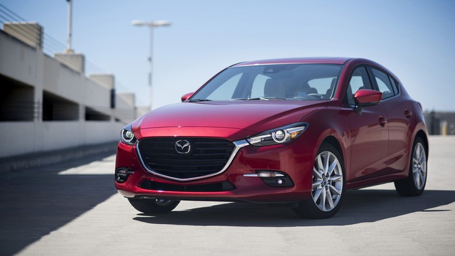 
Về thiết kế ngoại thất, Mazda3 2017 tại thị trường Mỹ được trang bị đầu xe mới. Trong đó, lưới tản nhiệt thay đổi thiết kế giúp đầu xe trông rộng hơn. Logo của nhà sản xuất và giá gắn biển số được chuyển xuống dưới khiến người ta thấy Mazda3 2017 như có trọng tâm thấp hơn. Chưa hết, hãng Mazda còn bổ sung cụm đèn pha dạng LED mới và viền crôm cho hốc đèn sương mù của Mazda3 2017.
