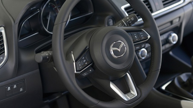 
Cũng giống như Mazda6, Mazda3 2017 được trang bị vô lăng 3 chấu mới, có tính năng sưởi ấm, lấy từ người anh em CX-9. Theo hãng Mazda, vô lăng có thiết kế công thái học tốt hơn, mang đến cảm giác thoải mái cho người lái. Ngoài ra, cách bố trí các nút bấm trên vô lăng cũng được đơn giản hóa.
