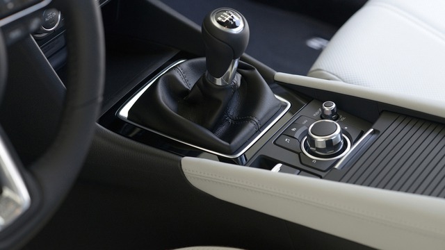 
Những thay đổi còn lại trong nội thất của Mazda3 2017 bao gồm phanh đỗ xe điện tử, hộc chứa đồ ở mặt cửa mở rộng với chiều dài 398 mm, đủ để chứa những chai nước 1 lít.
