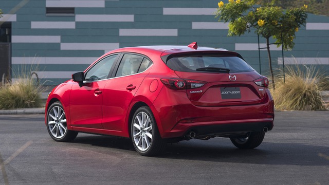 
Đằng sau xe có cản va mới, mang đến cảm giác cân bằng và chất lượng cao cho Mazda3 2017. Trong khi đó, những chi tiết còn lại trên đuôi xe Mazda3 2017 không thay đổi so với trước.
