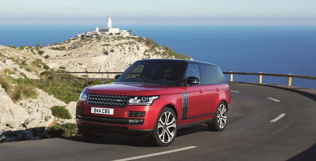 
Hãng Land Rover đã công bố một số nâng cấp và động cơ mới dành cho dòng SUV hạng sang Range Rover 2017. Theo đó, Range Rover 2017 sẽ được trang bị động cơ mới là loại máy xăng V6 siêu nạp, dung tích 3.0 lít lấy từ Jaguar F-Type. Động cơ này tạo ra công suất tối đa 335 mã lực và mô-men xoắn cực đại 332 lb-ft.
