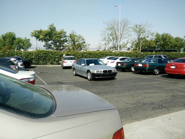 
Nhân viên của hãng Tesla có vẻ không quá ưa chuộng dòng xe đời mới. Trong ảnh là một chiếc BMW 7-Series thế hệ E38 màu bạc được sản xuất từ năm 1994-2001. Chiếc xe nằm ở vị trí khá vô duyên, nằm chắn giữa lối ra vào của bãi đỗ xe. Điều này sẽ gây không ít khó khăn cho những người muốn lấy xe ra.
