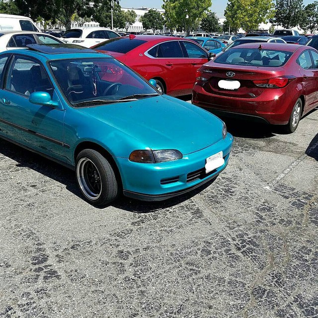 
Lại một chiếc xe khác đỗ chắn lối ra. Chiếc xe vô duyên này mang nhãn hiệu Honda Civic đời cũ với màu sơn xanh dương.
