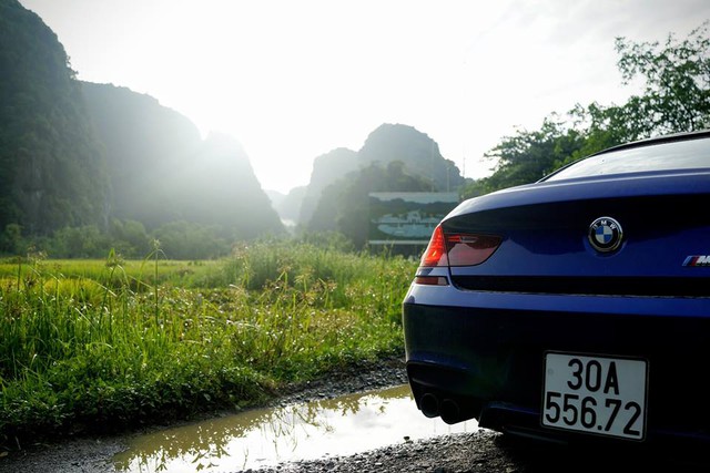 
Động cơ cho phép BMW M6 Gran Coupe tăng tốc từ 0-100 km/h trong 4,2 giây và đạt vận tốc tối đa giới hạn điện tử 250 km/h.
