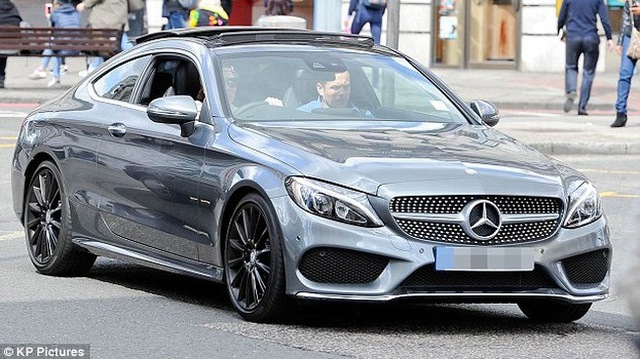 
Brooklyn Beckham lái chiếc Mercedes-Benz C-Class Coupe tại London, Anh.

