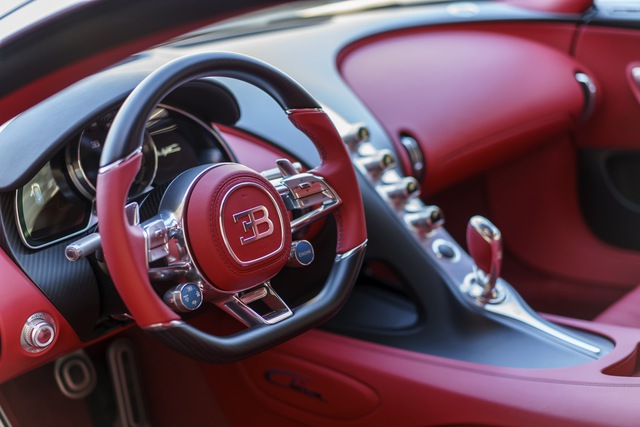 
Trong khi đó, nội thất của chiếc Bugatti Chiron được bọc da màu đỏ đối lập. Do đó, nhiều người khẳng định đây là một trong những chiếc siêu xe Bugatti Chiron ấn tượng nhất từ trước đến nay.
