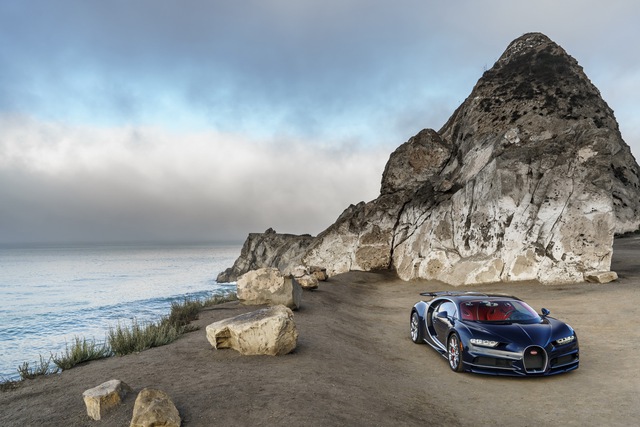 
Khi nhìn sát chiếc Bugatti Chiron này, người ta có thể thấy vân carbon nổi rõ trên bộ cánh ngoại thất. 
