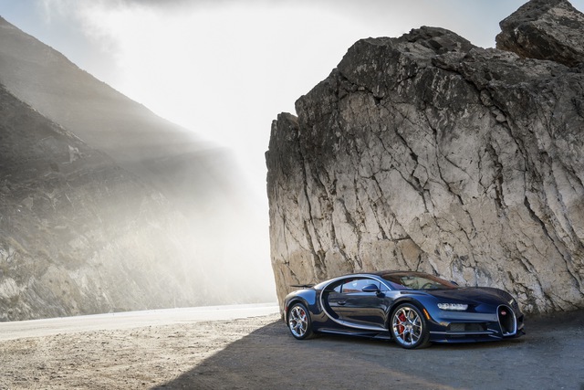 
Trái tim của chiếc Bugatti Chiron này vẫn là khối động cơ dung tích 8.0 lít tương tự đàn anh Veyron. Tuy nhiên, 4 bộ tăng áp của Bugatti Chiron đã được nâng cấp để tạo ra sức mạnh lớn hơn cho động cơ. 
