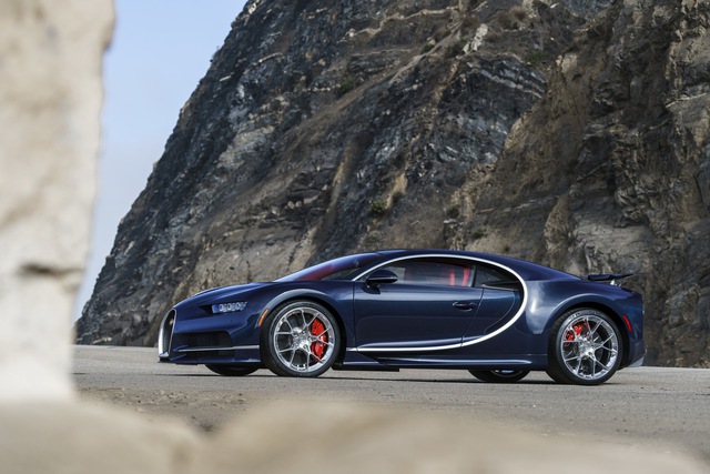 
Cụ thể, Bugatti Chiron sở hữu công suất tối đa lên đến 1.500 mã lực và mô-men xoắn cực đại 1.600 Nm. Con số tương ứng của đàn anh Bugatti Veyron tiêu chuẩn là 1.001 mã lực.
