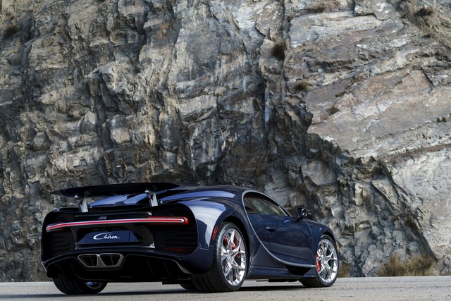 
Nhờ đó, Bugatti Chiron có thể tăng tốc từ 0-100 km/h trong thời gian dưới 2,5 giây, 0-200 km/h trong 6,5 giây và 0-300 km/h trong 13,6 giây. Với chế độ lái Handling Mode, Bugatti Chiron chỉ có thể đạt vận tốc tối đa 380 km/h. Trong khi đó, ở chế độ Top Speed, người kế nhiệm Bugatti Veyron có thể đạt vận tốc tối đa 420 km/h.
