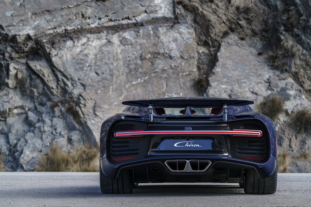 
Với sức mạnh khủng khiếp như vậy, Bugatti Chiron rõ ràng cần một bộ phanh tốt. Hãng Bugatti đã trang bị đĩa phanh có đường kính lớn hơn 20 mm cả trước lẫn sau và kẹp phanh một mảnh cho Chiron. 
