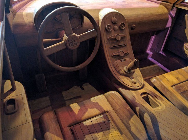 
Không chỉ có kích thước như ông hoàng tốc độ ngoài đời thực, chiếc Bugatti Veyron SuperSport bằng gỗ thậm chí còn đi kèm không gian nội thất chi tiết như thật. Trong đó, có đầy đủ vô-lăng, cần số, bàn đạp và ghế ngồi.
