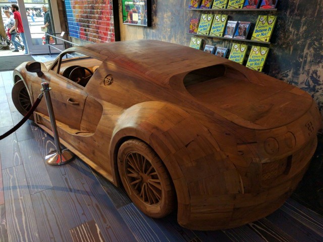 
Khác với năm 2014, chiếc Bugatti Veyron SuperSport bằng gỗ nay đã được sơn màu. Chiếc Bugatti Veyron SuperSport bằng gỗ với tỷ lệ 1:1 đã nhanh chóng thu hút sự chú ý của nhiều người khi xuất hiện tại xứ sở hoa tulip.
