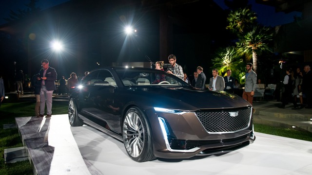 
Không thua kém các đối thủ trong phân khúc hạng sang, hãng Cadillac cũng tham gia lễ hội Pebble Beach Concours d’Elegance 2016 với một mẫu xe concept hoàn toàn mới mang tên Escala. Theo Cadillac, Escala là mẫu xe concept cho thấy hướng thiết kế của hãng trong tương lai.
