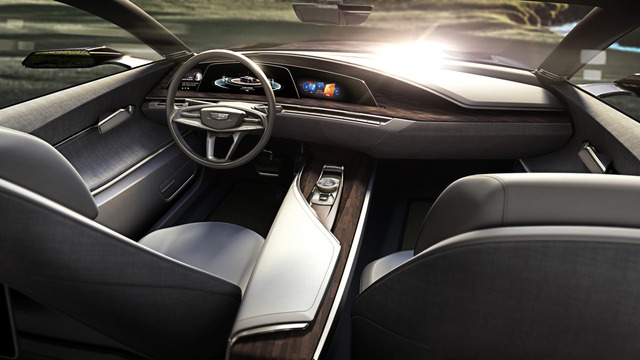 Bước vào bên trong Cadillac Escala, bạn sẽ thấy buồng lái được thiết kế theo phong cách tập trung vào người lái. Đằng sau là hàng ghế thương gia, dành cho những người muốn hưởng thụ cảm giác ông chủ.