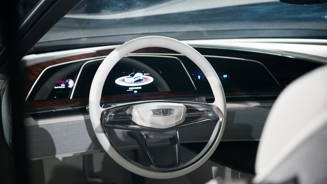 
Bảng táp-lô của Cadillac Escala được thiết kế theo phong cách tối giản với 3 màn hình OLED mềm mại trên cụm đồng hồ và dành cho hệ thống thông tin giải trí. Bản thân vô lăng cũng được thiết kế theo phong cách tối giản.
