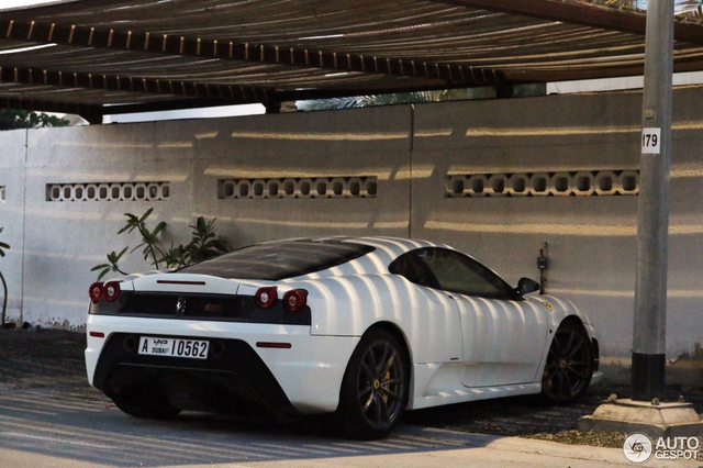 
Siêu xe Ferrari F430 Scuderia nằm ngoài trời dưới nền nhiệt độ cao tại Dubai.
