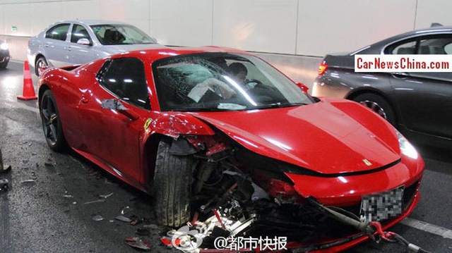 
Ferrari 458 Spider màu đỏ gặp nạn khi chạy ở vận tốc khoảng 100 km/h trong đường hầm, thành phố Hàng Châu, tỉnh Chiết Giang, Trung Quốc.
