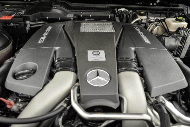 
Trái tim của chiếc Mercedes-Benz G63 AMG hiện đang được rao bán là khối động cơ V8 tăng áp kép, dung tích 5,5 lít, sản sinh công suất tối đa 544 mã lực và mô-men xoắn cực đại 760 Nm. Sức mạnh được truyền tới cả 4 bánh thông qua hộp số tự động 7 cấp AMG.
