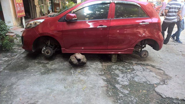 Chiếc Kia Morning vị ăn trộm bánh tại Việt Trì. Ảnh: Đặng Hữu Đạt